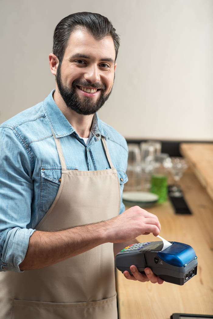 Home 9 homem com maquininha trincapay